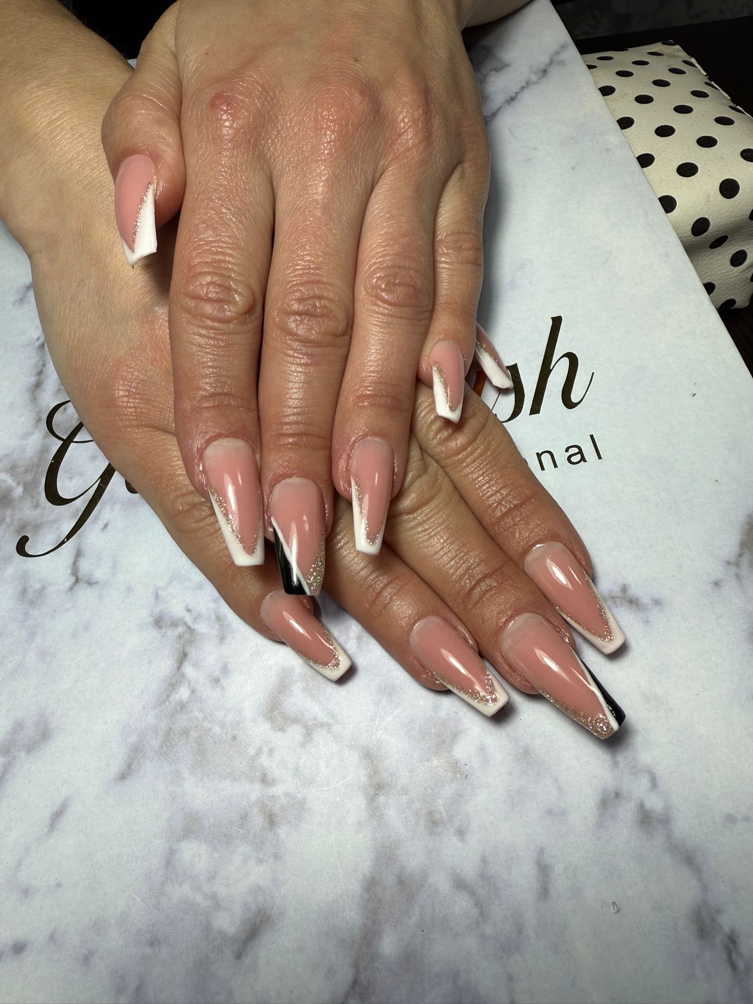 Manichiură gel cu design modern